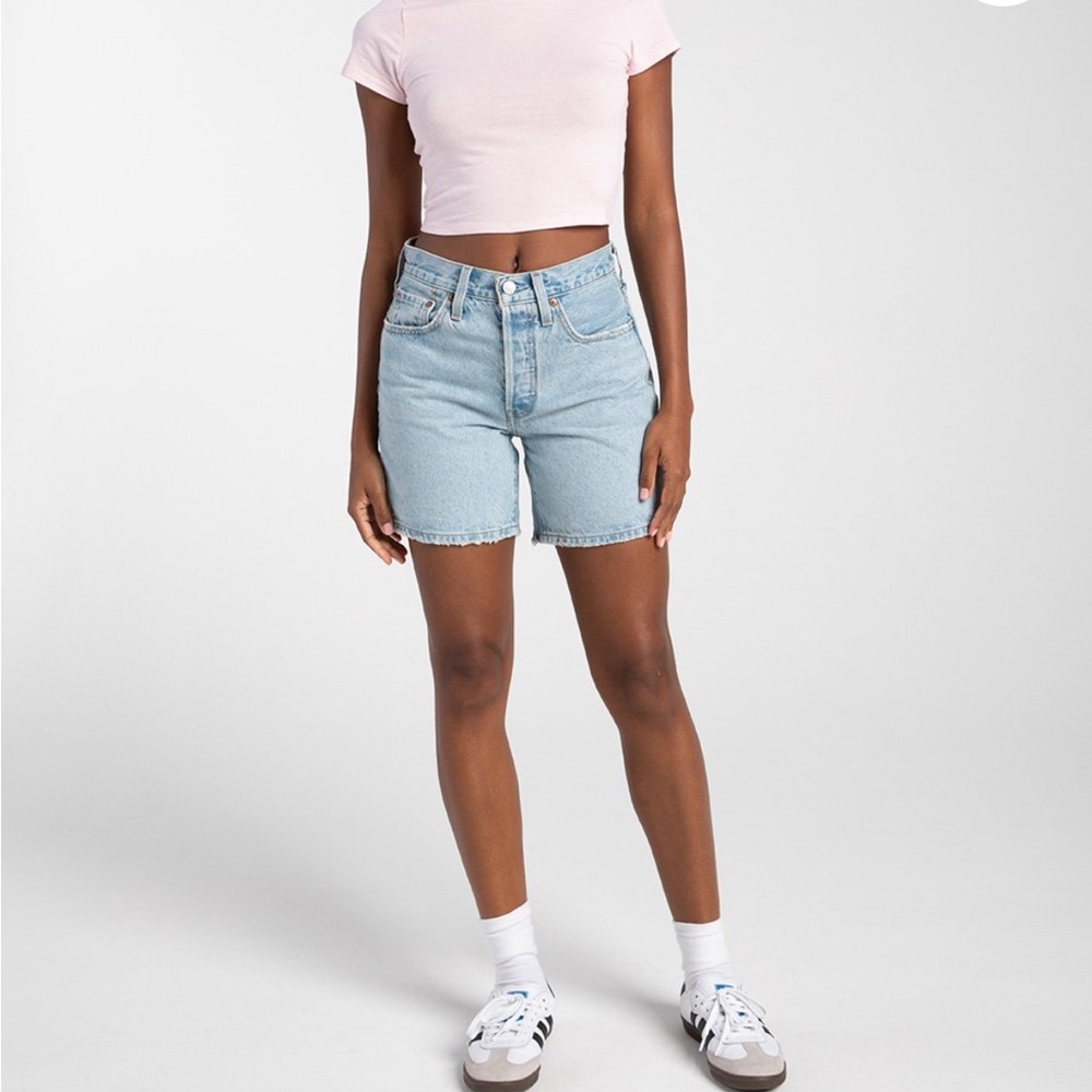 NWT LEVIS 501 Mid Thigh Womens Shorts - Take Off

Size 26
Light indigo